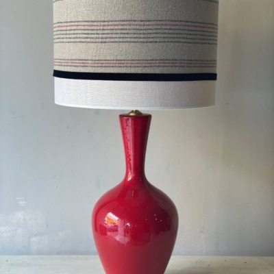 lampara de lino y base roja